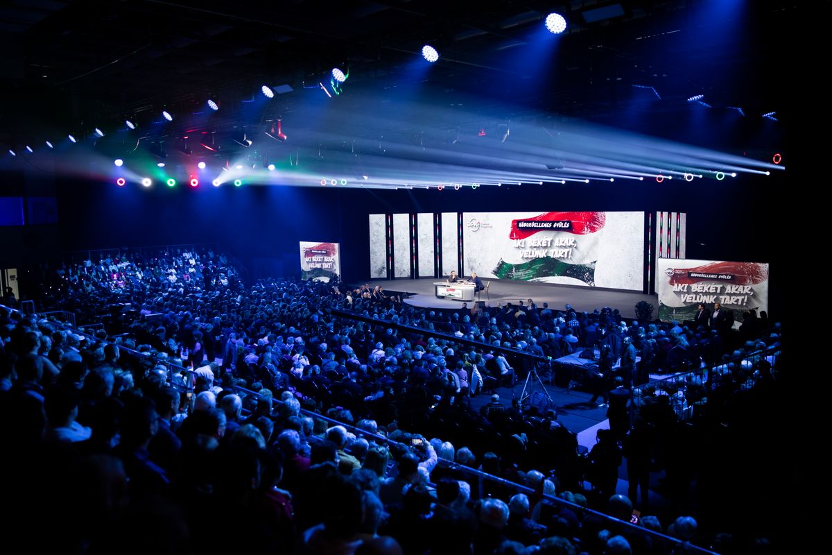 Kecskemét, 2025. december 6.
A Miniszterelnöki Kommunikációs Főosztály által közreadott képen Orbán Viktor miniszterelnök (j) a színpadon a digitális polgári körök által szervezett háborúellenes gyűlésen Kecskeméten 2025. december 6-án. Mellette Csiszár Jenő műsorvezető.
MTI/Miniszterelnöki Kommunikációs Főosztály/Fischer Zoltán