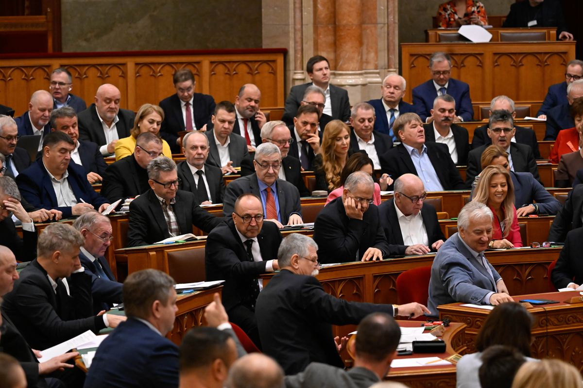 Budapest, 2025. december 10.
Szavaznak a képviselők az Országgyűlés plenáris ülésén 2025. december 10-én.
MTI/Bruzák Noémi