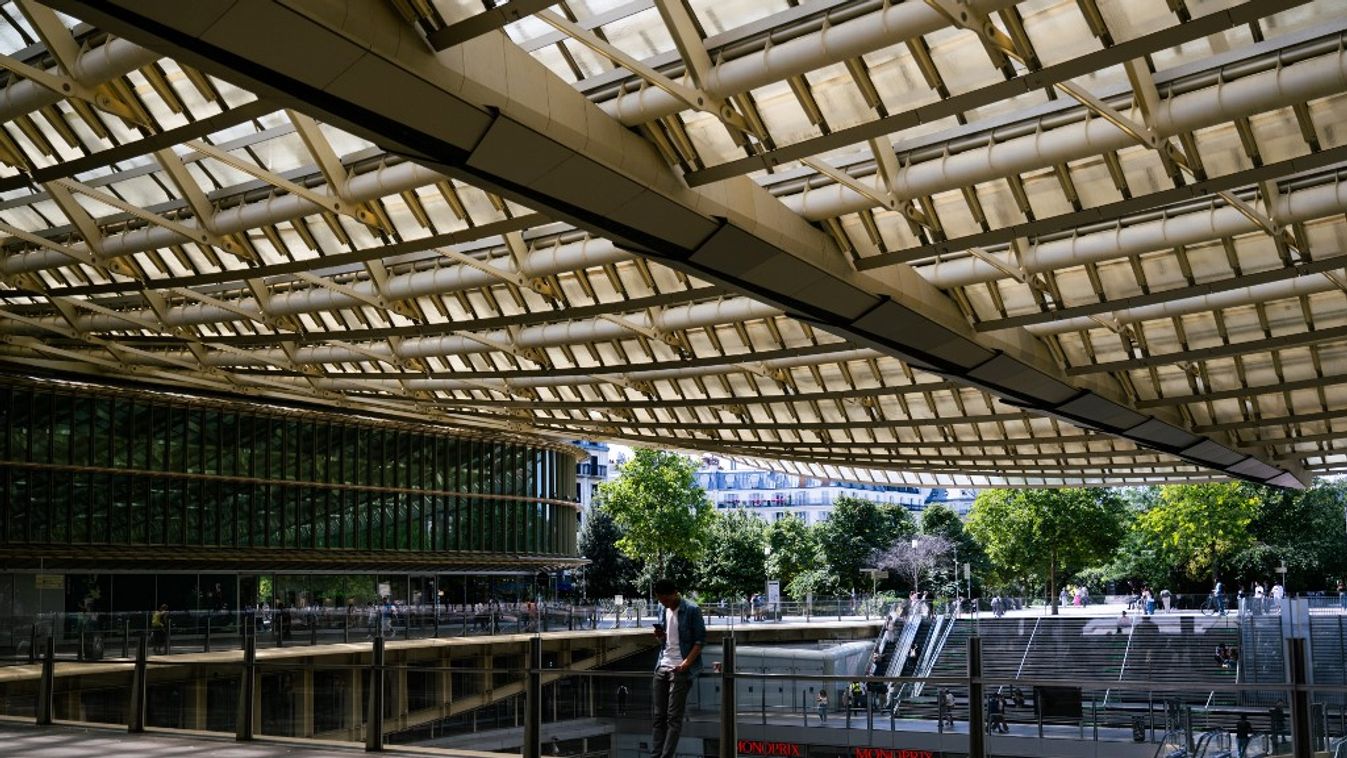 Illusztráció. Egy férfi áll a Westfield Forum des Halles bevásárlóközpont teteje alatt, Párizsban, 2025. augusztus 5-én (Fotó: AFP)