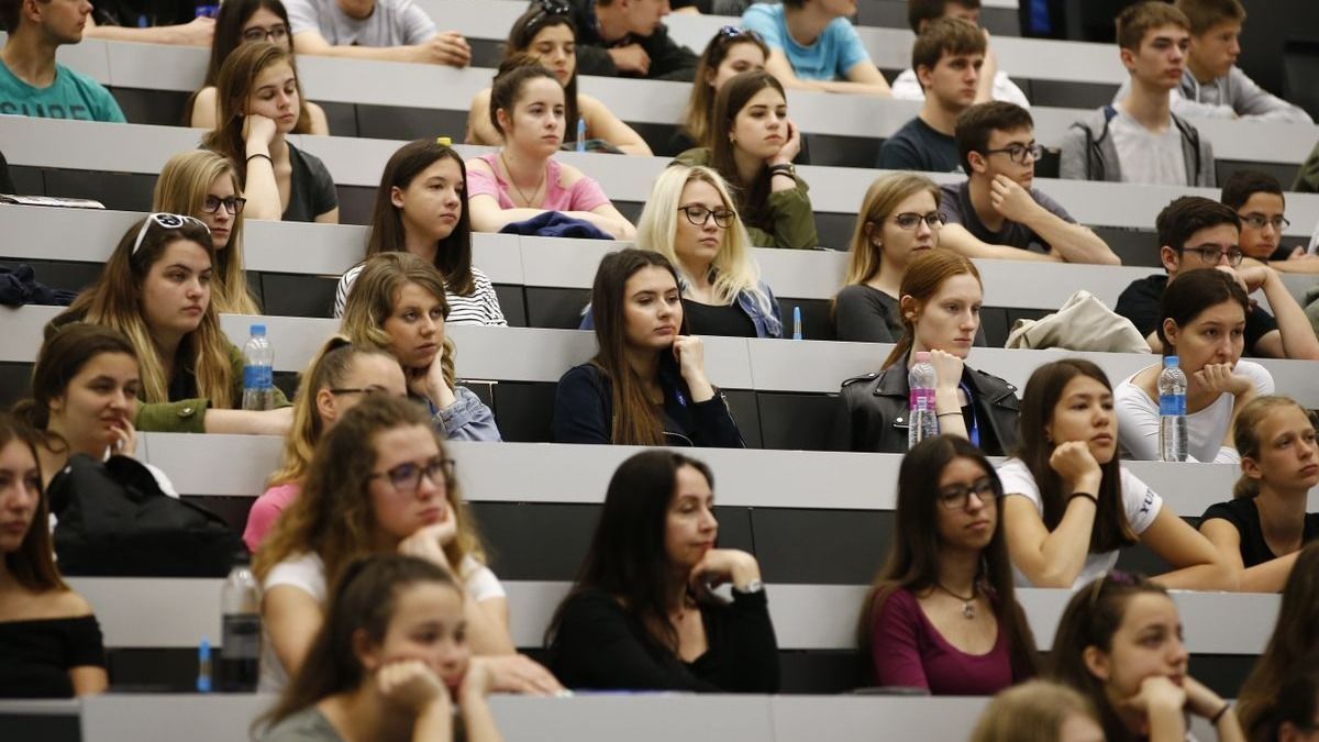 Magyar Péterék elárulták a fiatalokat - Így tennének keresztbe a magyar egyetemistáknak