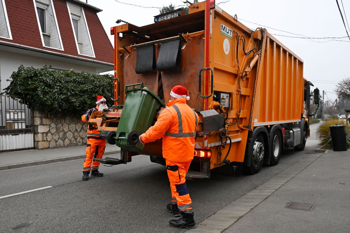 Budapest, 2024. december 6.
A MOHU Mol Hulladékgazdálkodási Zrt. munkatársai Mikulás sapkában Óbudán 2024. december 6-án.
MTI/Lakatos Péter