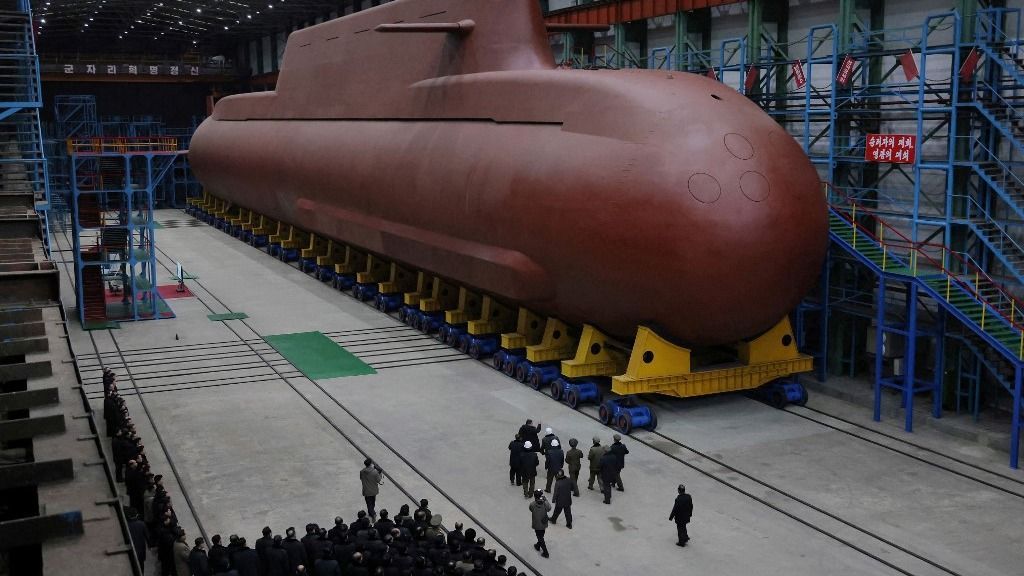Egy tengeralattjáró építését és egy nagy hatótávolságú föld–levegő rakéta próbaindítását tekintette meg Kim Dzsong Un