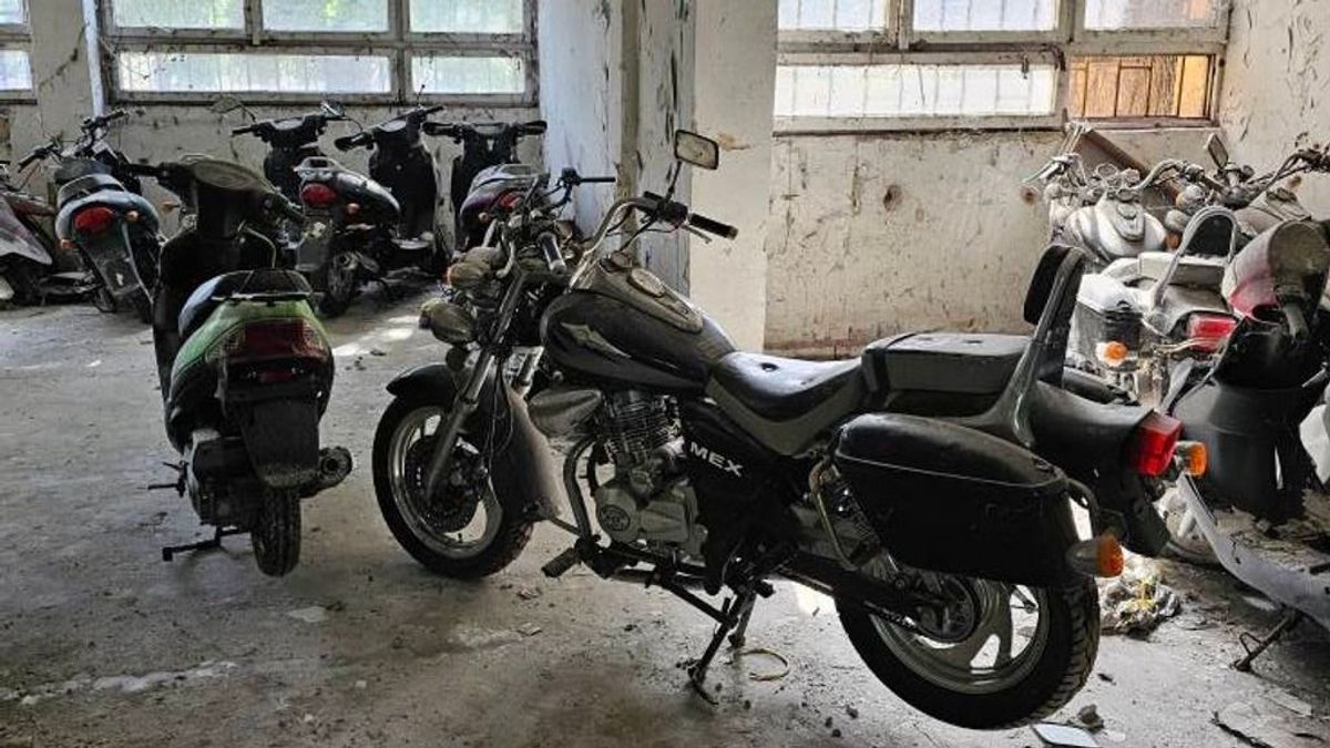 Hátborzongató időutazás: elfeledett robogóflotta rozsdásodik egy rejtélyes csarnokban