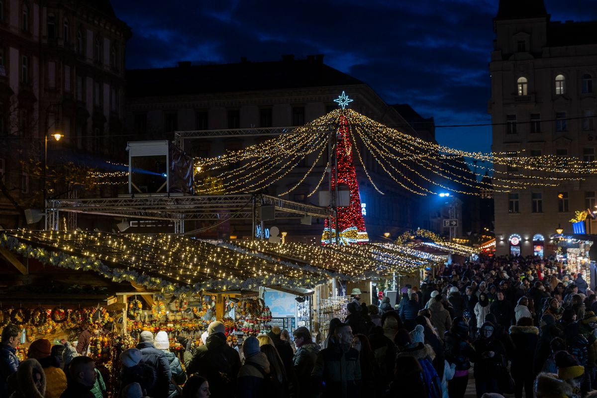 Budapest, 2025. november 30.
Az Advent Bazilika karácsonyi vásár az ünnepélyes megnyitó napján, az adventi koszorú első gyertyájának meggyújtása után a Szent István-bazilika előtti téren 2025. november 30-án.
MTI/Kocsis Zoltán