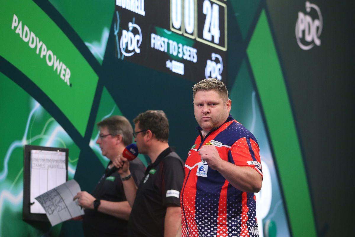 James Hurrell kiejtette a holland Dirk van Duijvenbodét a darts-vb szombati napján