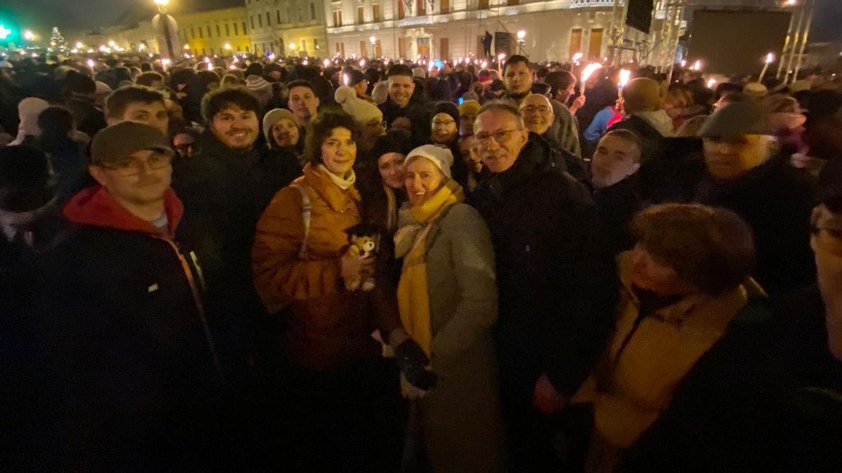 Baloldali összhang: együtt vonult a DK és a Tisza Párt