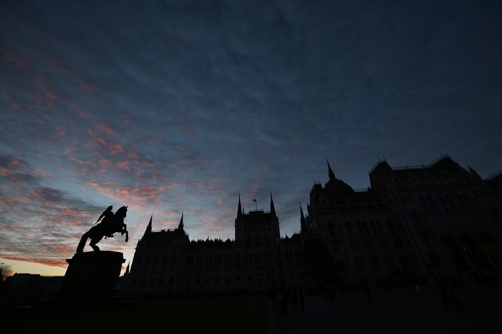 Budapest - Naplementében az Országház és a Rákóczi-szobor a Kossuth Lajos téren