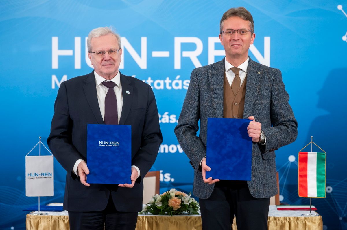 Hankó Balázs és Gulyás Balázs miután aláírták a keretmegállapodást és a közfeladat-finanszírozási szerződést (Fotó: MTI/Balogh Zoltán)