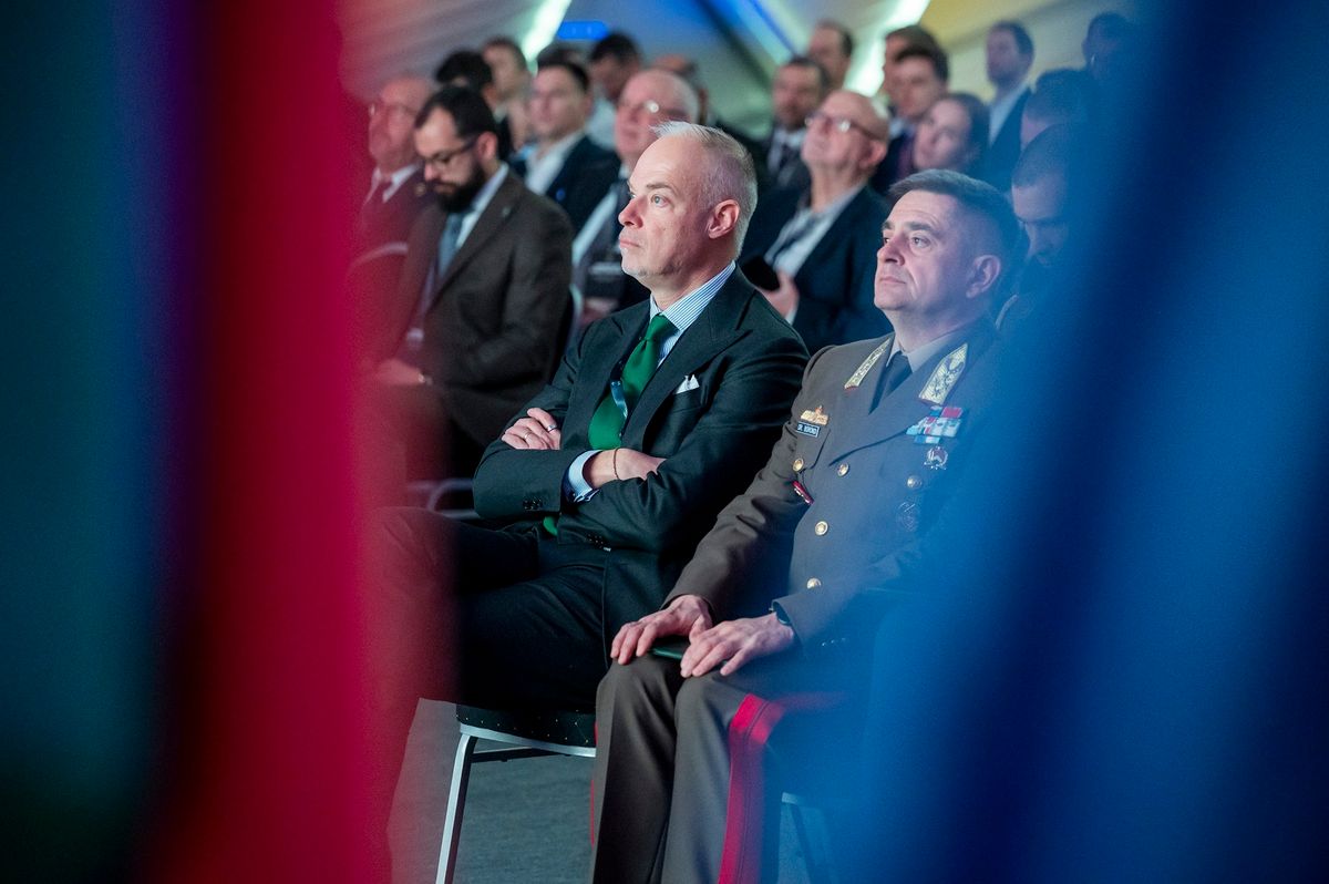 Budapest, 2025. december 9.
Szalay-Bobrovniczky Kristóf honvédelmi miniszter (b) és Böröndi Gábor vezérezredes, a Honvéd Vezérkar főnöke a TECHDEF25 – Technológiai és Védelmi Konferencia nyitónapján a budapesti Bálna Honvédelmi Rendezvényközpontban 2025. december 9-én. A TECHDEF25 a Védelmi Innovációs Kutatóintézet (VIKI) nemzetközi konferenciája, amely Európa védelmi és technológiai ökoszisztémájának meghatározó szereplőit – döntéshozókat, kutatókat, iparági vezetőket és a kockázati tőke képviselőit – gyűjti össze.
MTI/Balogh Zoltán