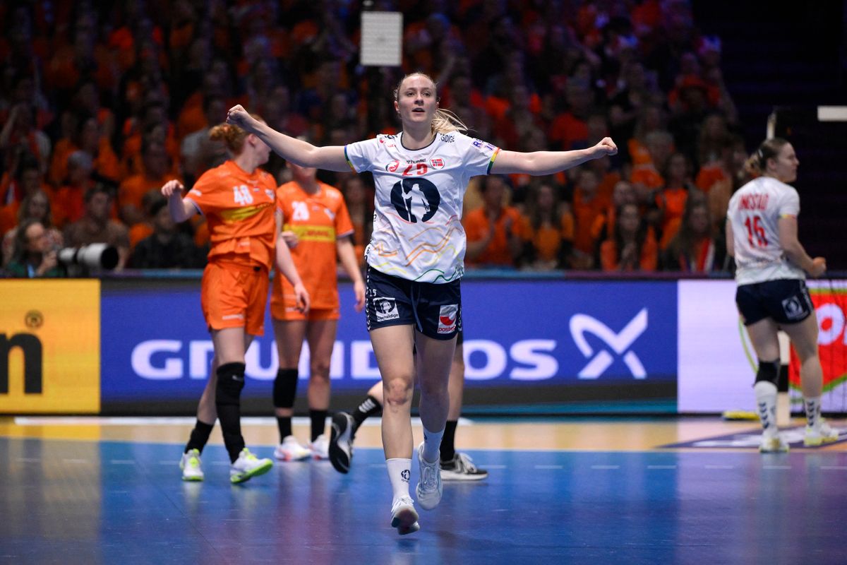 Norway's centre back #25 Henny Ella Reistad (C) celebrates after scoring during the IHF Women's Handball World Championship semi final match between the Netherlands and Norway in the Rotterdam Ahoy Arena, Rotterdam, on December 12, 2025. (Photo by JOHN THYS / AFP)
