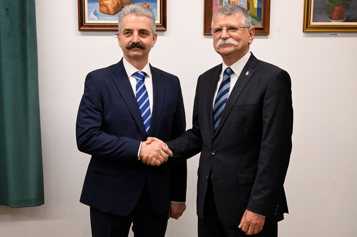 Csákvár, 2025. december 6.
Kövér László, az Országgyűlés elnöke (j) és Tessely Zoltán fideszes országgyűlési képviselő a kormánypártok országjárásának csákvári fóruma előtt tartott sajtótájékoztatón 2025. december 6-án.
MTI/Máthé Zoltán