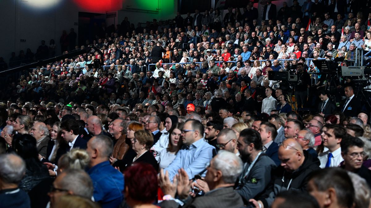 Gyűlik a tömeg Mohácson + videó