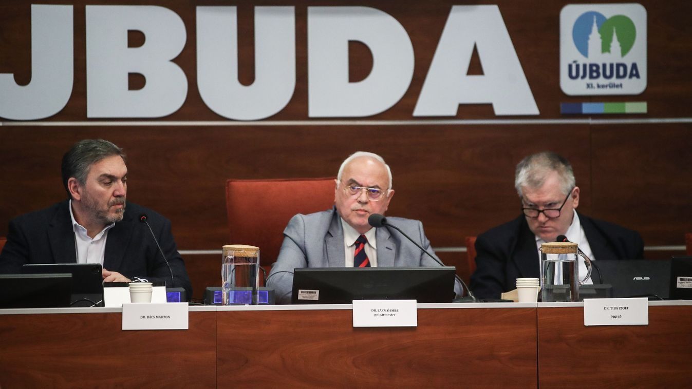 Borítókép: László Imre újbudai polgármester az önkormányzati tanácsteremben (Fotó: Havran Zoltán)
