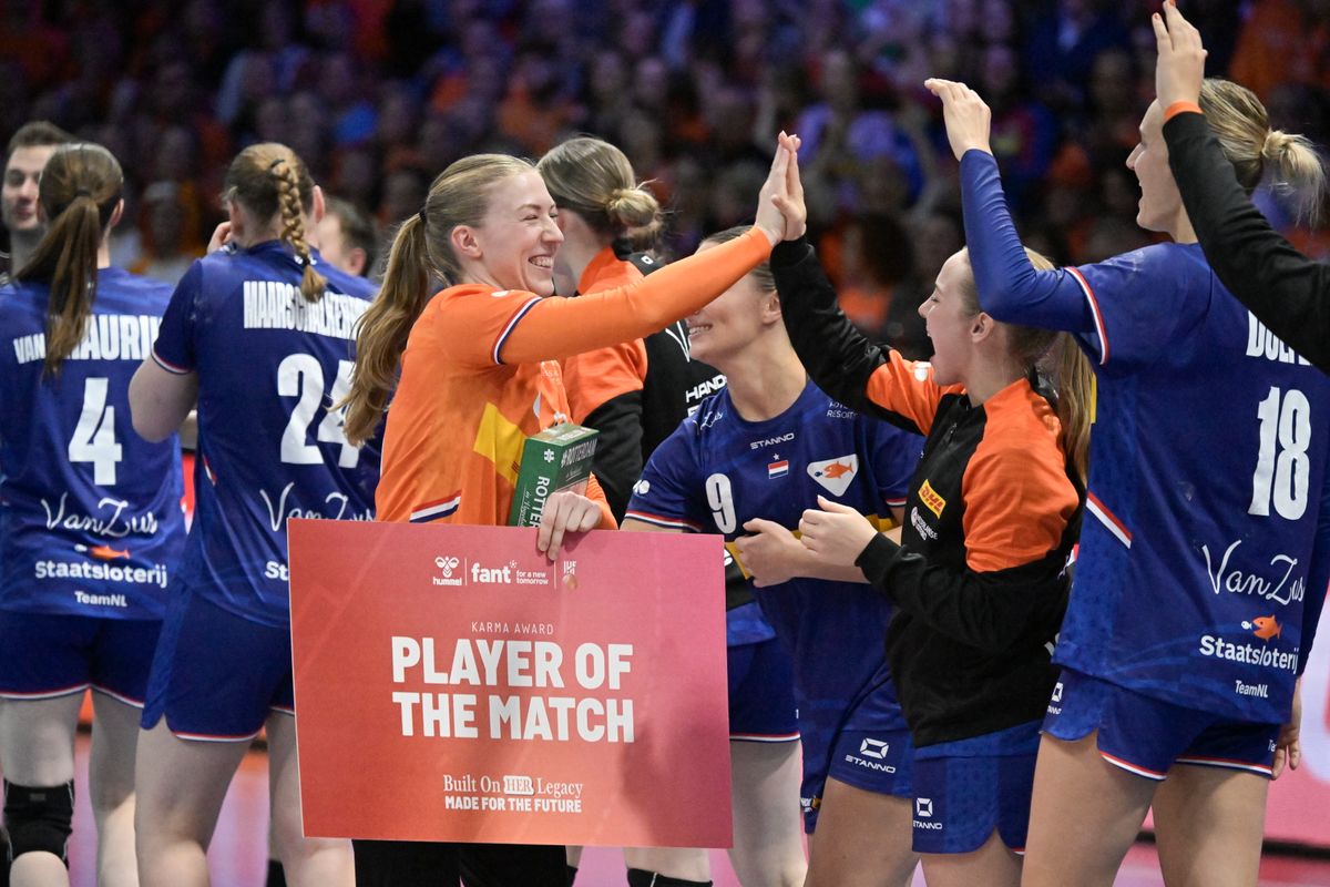 A holland Yara Ten Holte kapus lett a Franciaország–Hollandia mérkőzés játékosa a női kézilabda-vb középdöntőjében