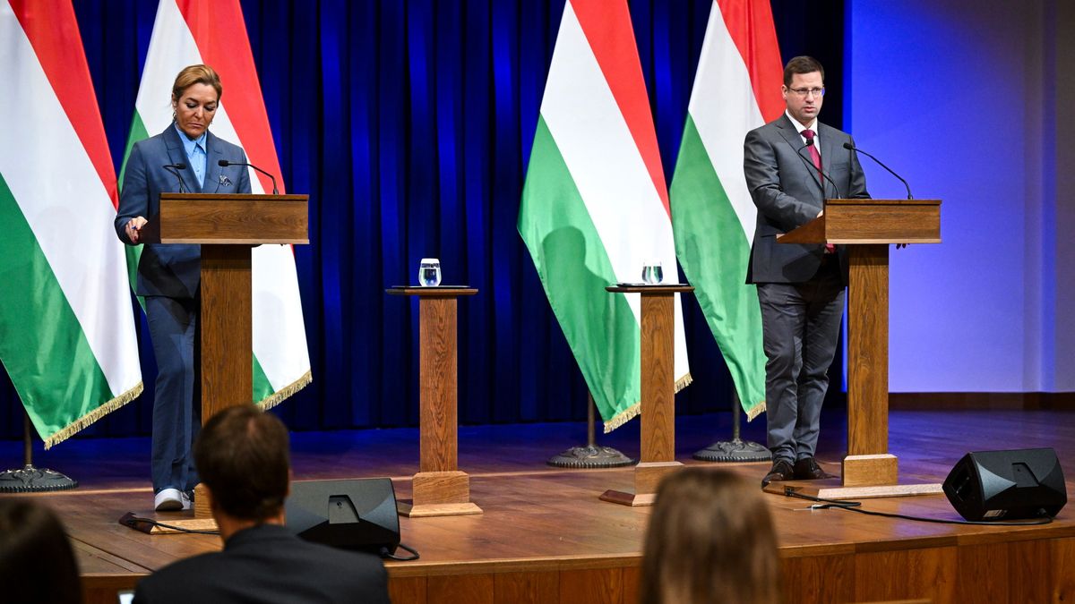 Budapest, 2025. december 10.
Gulyás Gergely, a Miniszterelnökséget vezető miniszter (j) és Vitályos Eszter kormányszóvivő a Kormányinfó sajtótájékoztatón a Karmelita kolostorban 2025. december 10-én.
MTI/Balogh Zoltán