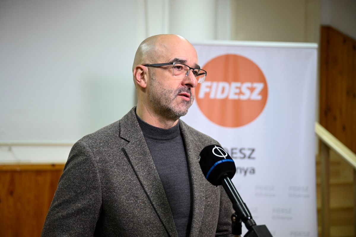 Kovács Zoltán nemzetközi kommunikációért és kapcsolatokért felelős államtitkár a kormánypártok háborúellenes aláírásgyűjtésén a Fidesz kőbányai, Halom utcai irodájában 2025. november 25-én (Fotó: MTI/Bodnár Boglárka)