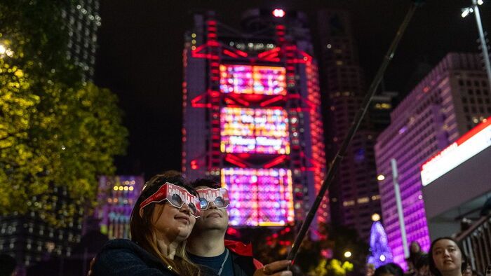 Szilveszter Hongkongban - Az új évet köszöntő ünneplők fényképezkednek Hongkongban