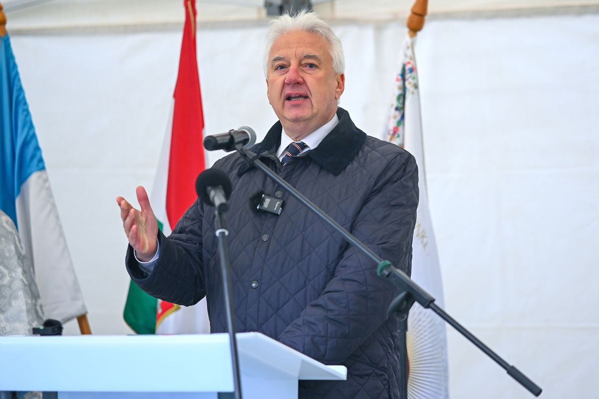 Hajdúdorog, 2025. november 23.
Semjén Zsolt miniszterelnök-helyettes beszédet mond a 320 millió forint kormányzati és egyházi forrásból megújult görögkatolikus székesegyház megáldását követően tartott körmeneten 2025. november 23-án. A görögkatolikus püspöki széktemplomban Kocsis Fülöp, a Hajdúdorogi Főegyházmegye érsek-metropolitája tartott szent liturgiát.
MTI/Czeglédi Zsolt