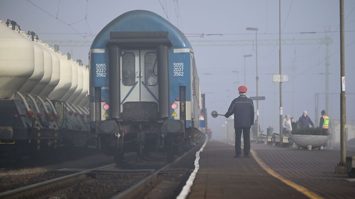 Nagykőrös, 2025. november 10.
Vonat indul a nagykőrösi vasútállomásról 2025. november 10-én. Ezen a napon adták át a 400 millió forintos állami támogatásból és a MÁV közreműködésével felújított nagykőrösi vasútállomás P+R parkolóját és B+R kerékpártárolóját.
MTI/Hegedüs Róbert