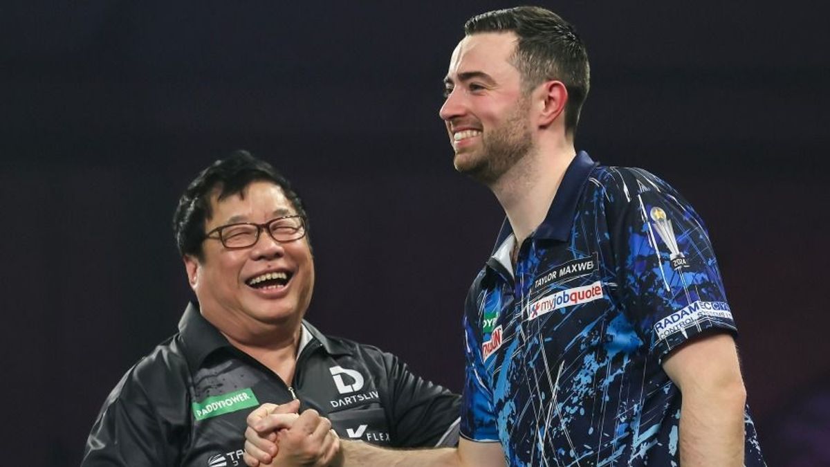 A dartsvilágbajnok szándékosan hibázhatta el a mérkőzésnyilát a 71 éves legenda ellen