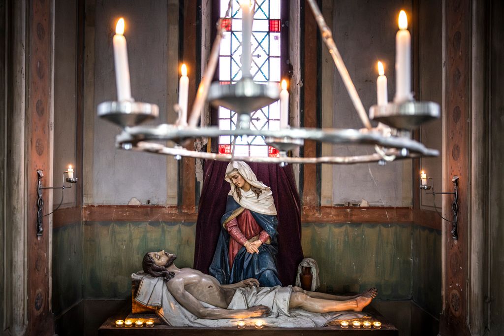 Erdő Péter bíboros, esztergom-budapesti érsek felszentelte a felújított Kálvária-kápolnát