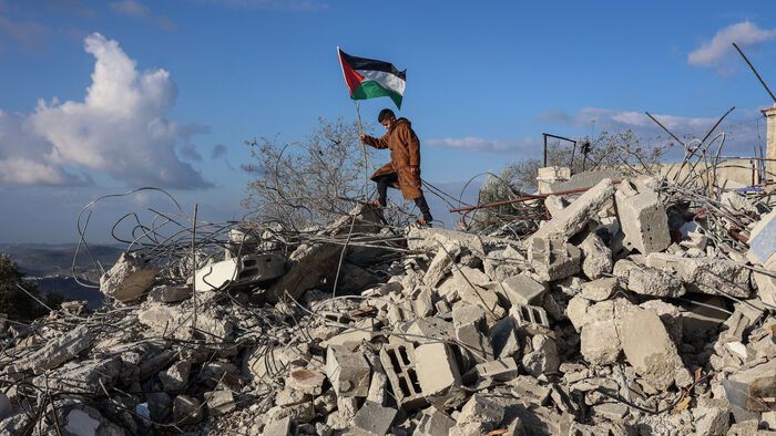 Palesztina - Izraeli hadsereg által lerombolt ház romjain áll egy palesztin fiú