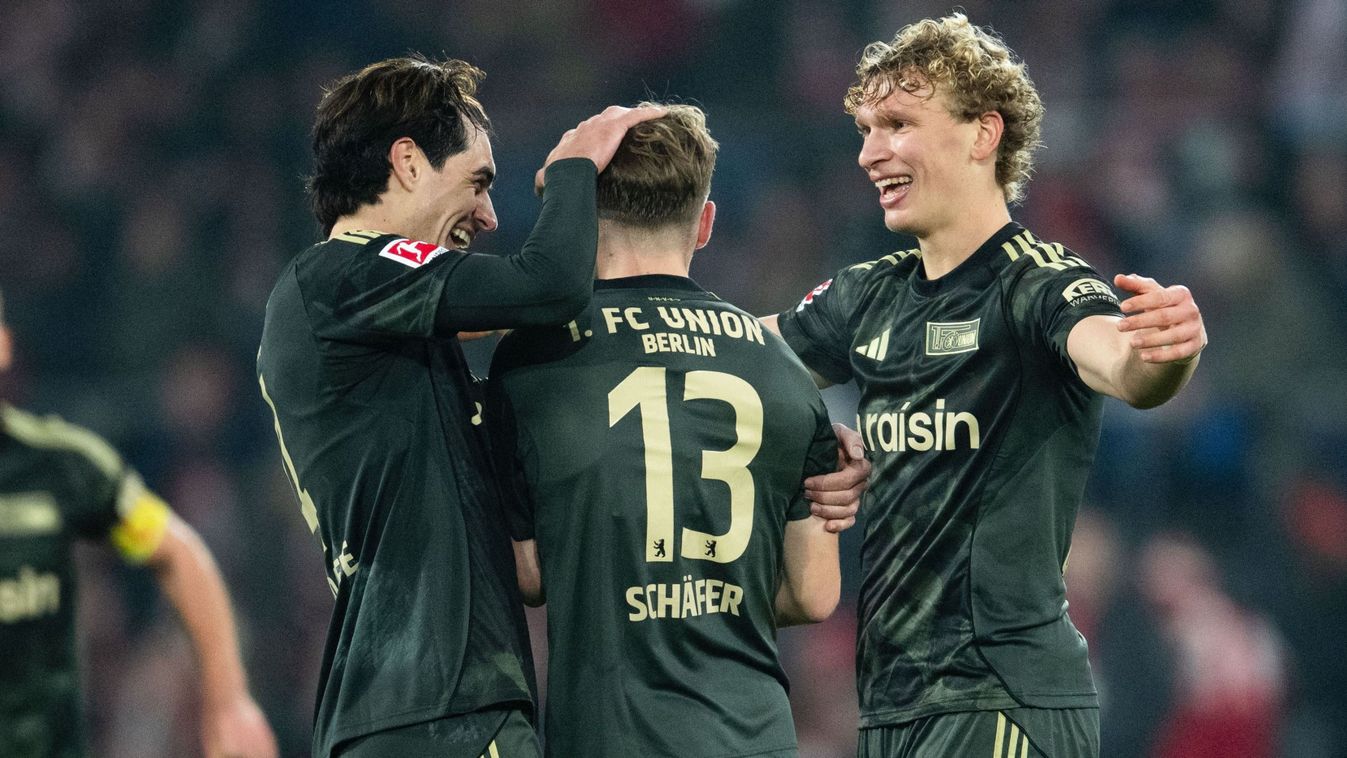 A magyar légió egyik gólszerzőjét, Schäfer Andrást ünneplik a társak.