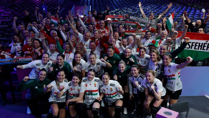 Együtt ünnepel a magyar válogatott és a maroknyi magyar szurkolótábor