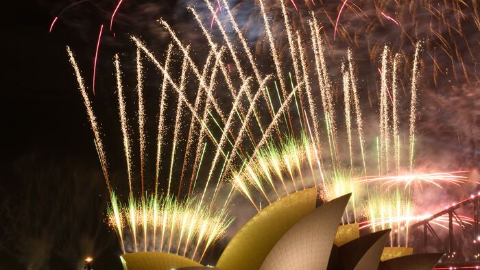 Szilveszter Ausztráliában - Tűzijátékok petárdái robbannak az ausztrál nagyváros, Sydney kikötőjében, az operaház és a Harbour híd fölött szilveszter éjszakáján.