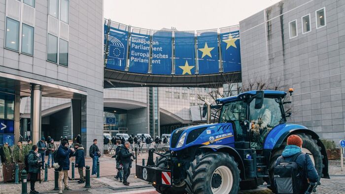 This photograph shows a tractor in front of the European Parliament, during a farmers' protest to denounce the reforms of the Common Agricultural Policy (CAP) and trade agreements such as the Mercosur, in Brussels, on December 18, 2025, organised by Copa-Cogeca, the main association representing farmers and agricultural cooperatives in the EU. EU Farmers, particularly in France, worry the Mercosur deal -- which will be discussed at the EU leaders meeting -- will see them undercut by a flow of cheaper goods from agricultural giant Brazil and its neighbours. They also oppose plans put forward by the European Commission to overhaul the 27-nation bloc's huge farming subsidies, fearing less money will flow their way. (Photo by EMILE WINDAL / BELGA / AFP) / Belgium OUT