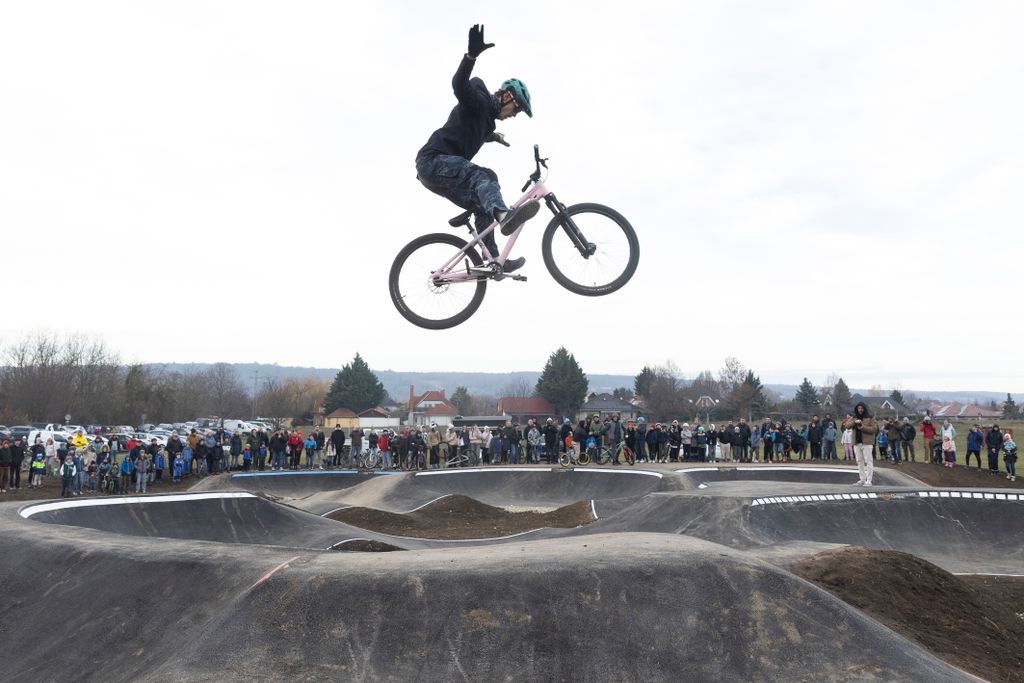 Átadták Magyarország leghosszabb kerékpáros pumpapályáját Zsámbékon