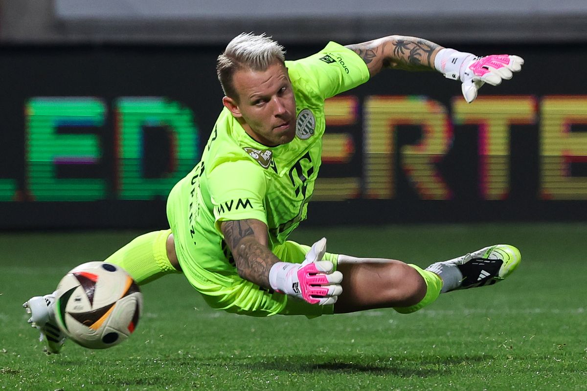 Gróf Dávid (labdával) október 19. óta először védett NB I-es meccsen a Ferencvárosban