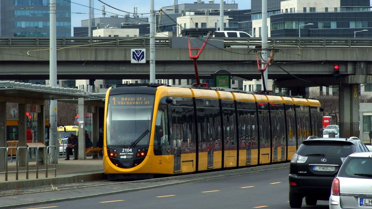 Budapest, 2017. március 20.
A BKK 1-es vonalán közlekedő egyik modern CAF villamos tart a Vörösvári úti végállomása felé a Róbert Károly körúton, a Váci úti kereszteződés előtti pályaszakaszon. Fölötte felüljáró, távolabb pedig a Duna-parti irodaházak a főváros XIII. kerületében.
MTVA/Bizományosi: Jászai Csaba 
***************************
Kedves Felhasználó!
Ez a fotó nem a Duna Médiaszolgáltató Zrt./MTI által készített és kiadott fényképfelvétel, így harmadik személy által támasztott bárminemű – különösen szerzői jogi, szomszédos jogi és személyiségi jogi – igényért a fotó készítője közvetlenül maga áll helyt, az MTVA felelőssége e körben kizárt.