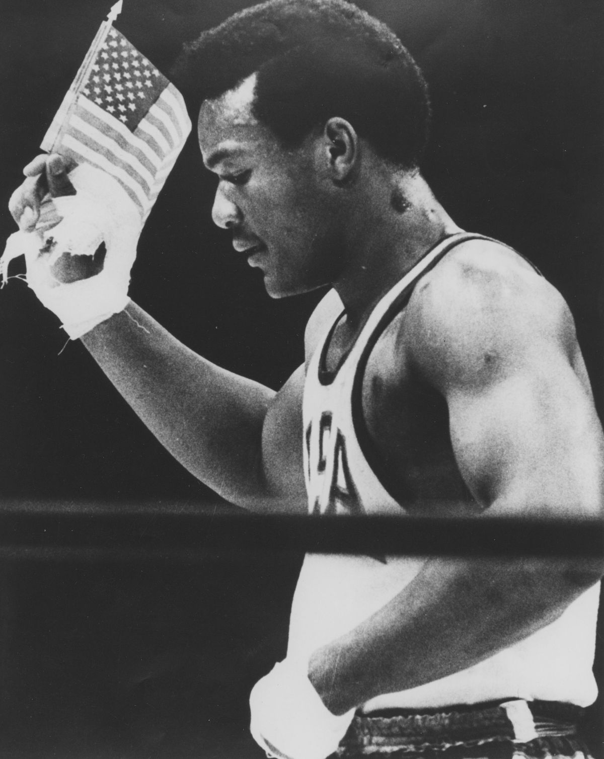 George Foreman és a kis amerikai zászló az olimpiai döntőt követően