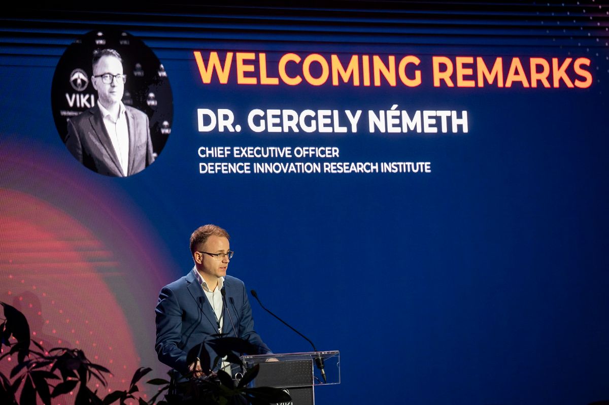 Budapest, 2025. december 9.
Németh Gergely, a Védelmi Innovációs Kutató Intézet vezérigazgatója beszédet mond a TECHDEF25 – Technológiai és Védelmi Konferencia nyitónapján a budapesti Bálna Honvédelmi Rendezvényközpontban 2025. december 9-én. A TECHDEF25 a Védelmi Innovációs Kutatóintézet (VIKI) nemzetközi konferenciája, amely Európa védelmi és technológiai ökoszisztémájának meghatározó szereplőit – döntéshozókat, kutatókat, iparági vezetőket és a kockázati tőke képviselőit – gyűjti össze.
MTI/Balogh Zoltán