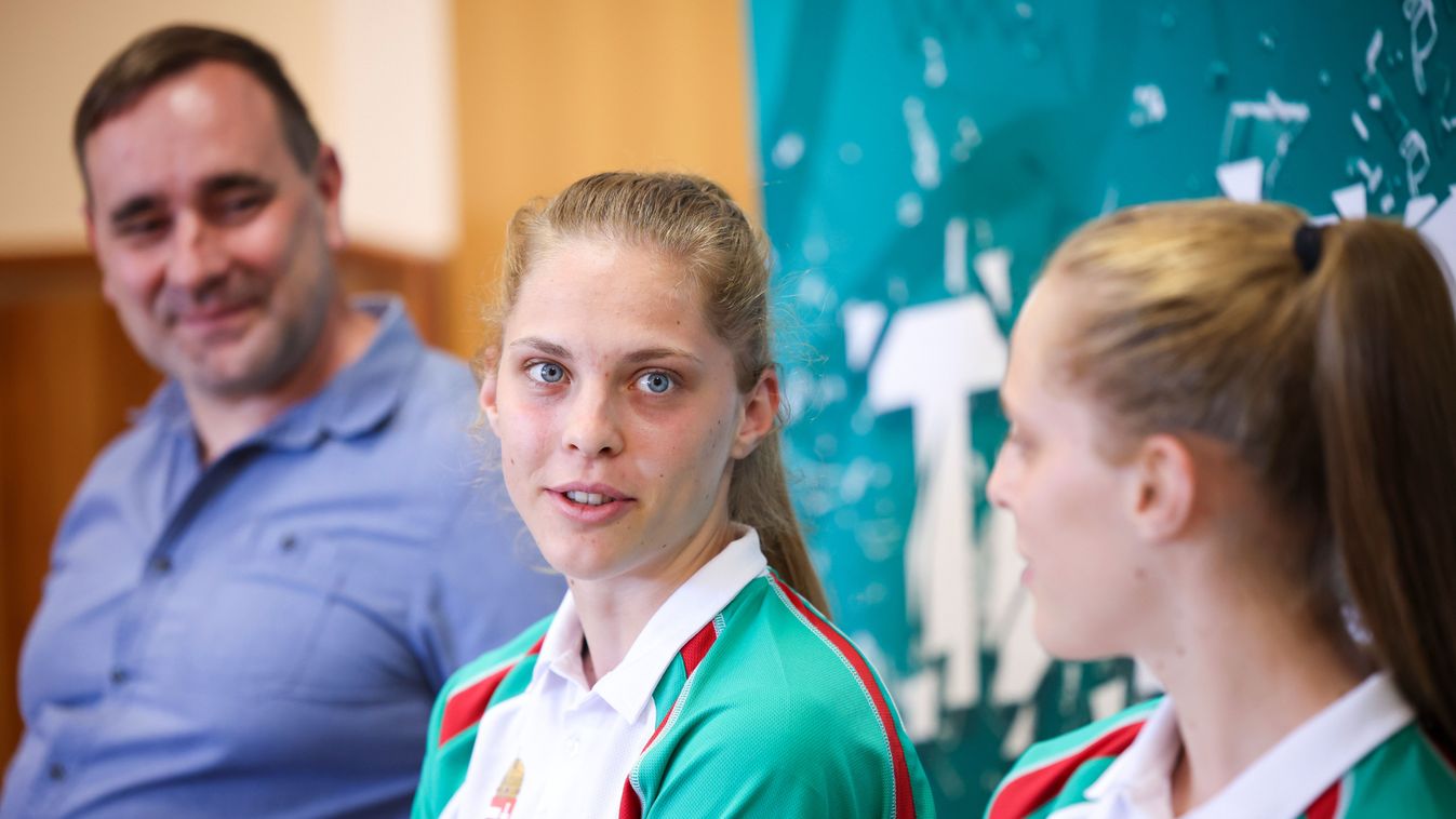 Márton Luana
Budapest, 2023. június 12.
Márton Viviana világbajnoki 5. helyezett (k) beszél, mellette ikertestvére, a 17 éves Márton Luana, Magyarország első női világbajnoka (j) és Márton Zsolt Krisztián, a Magyar Taekwondo Szövetség (MTSZ) elnöke (b) az