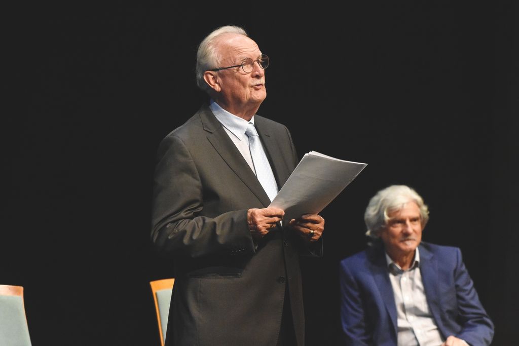 Évadzáró társulati ülést tartott a Szigligeti Színház az Aba-Novák_Agóra Kulturális Központban.Képünkön Balázs Péter igazgató számol be az évedról és a tervekről.