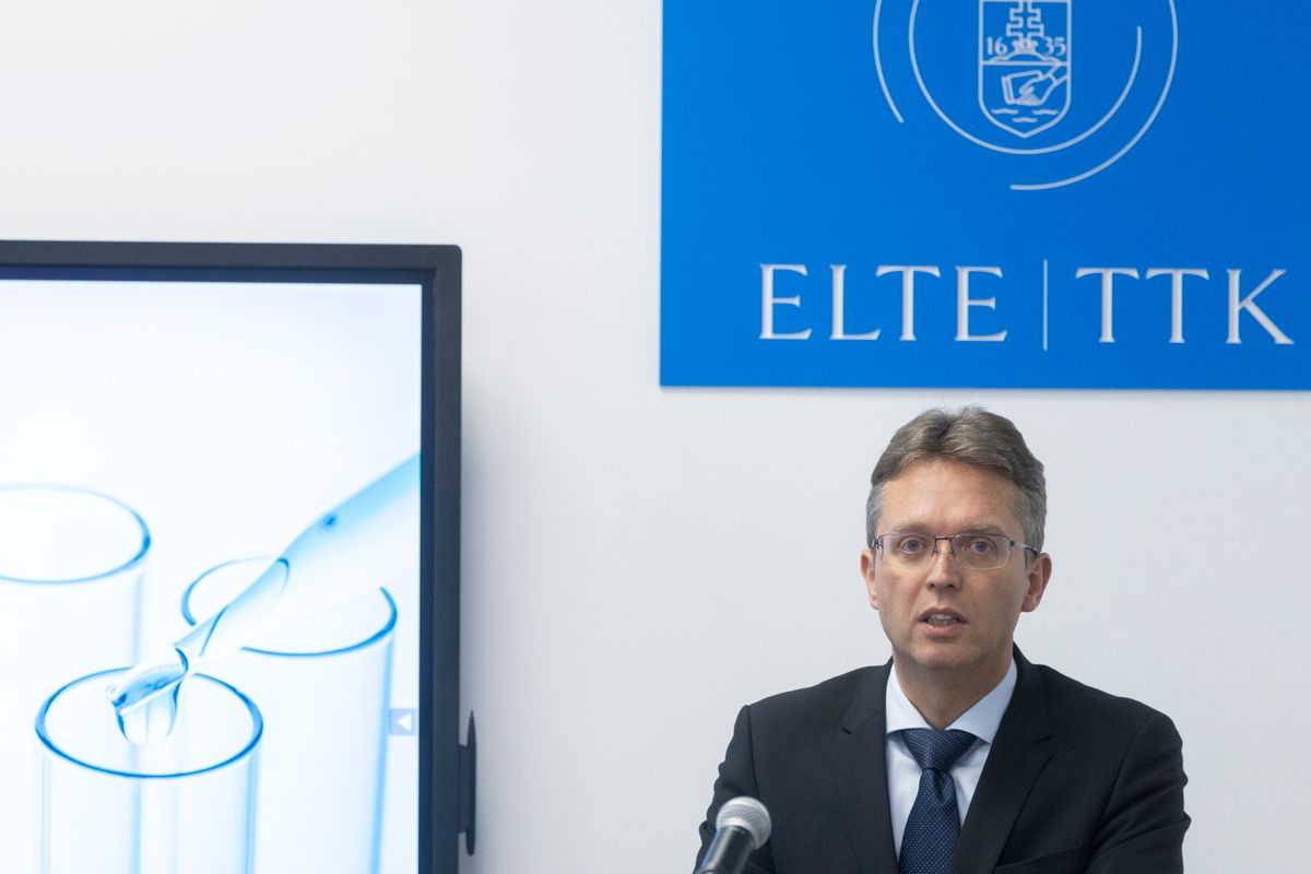 Budapest, 2025. december 2.
Hankó Balázs kultúráért és innovációért felelős miniszter beszédet mond az Eötvös Loránd Tudományegyetem (ELTE) SuperSmartLab elnevezésű, mesterséges intelligenciával támogatott oktatólaboratóriumának avatásán az egyetem kémiai intézetében, a lágymányosi kampuszon 2025. december 2-án.
MTI/Kocsis Zoltán