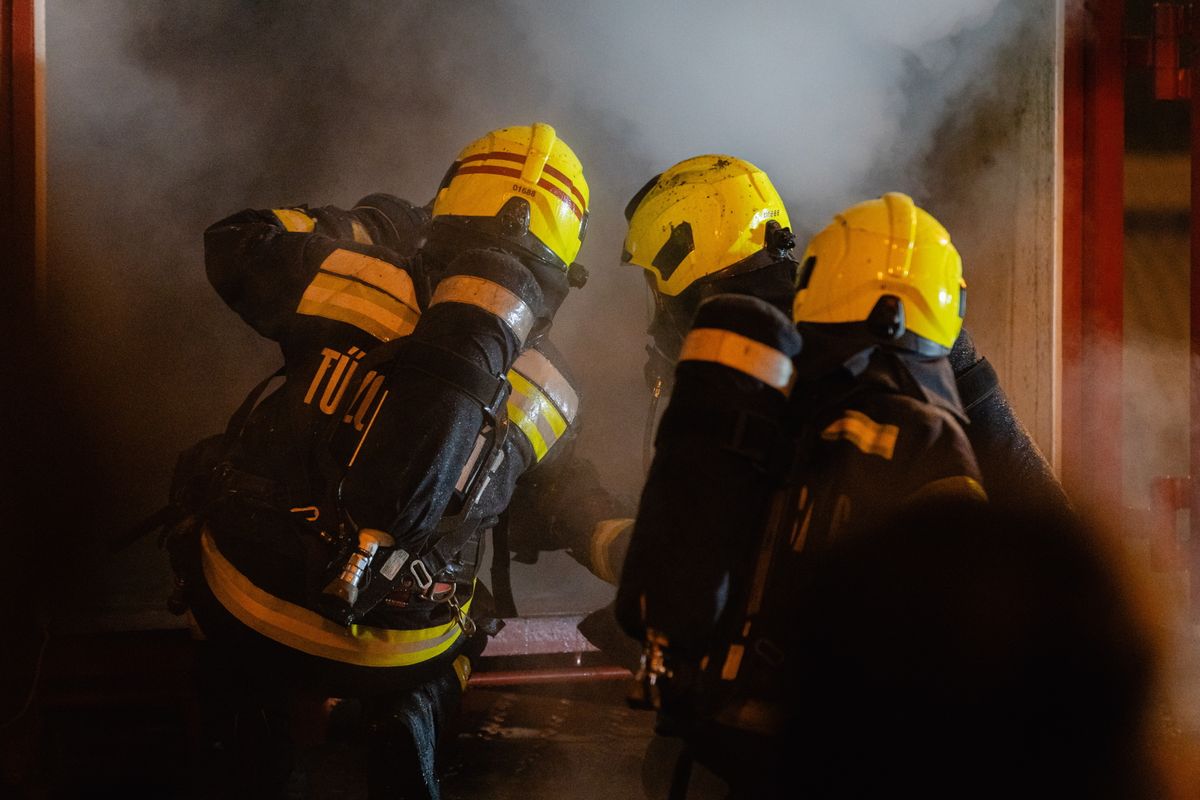 Tragédiával kezdődtek az ünnepek, halálos tűz történt hajnalban (Fotó: Hatházi Tamás / MTI)
