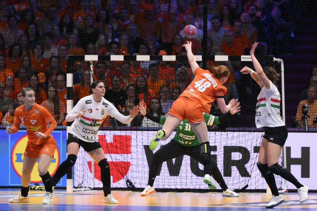 Dione Housheer, a hollandok és a Győri ETO világklasszisa a magyar fal fölött. Szerinte mentális játszma volt a meccs, de egyszer Szemerey Zsófia túljárt az eszén