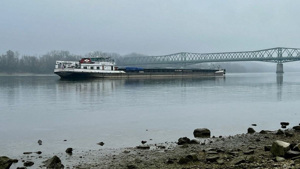 Zátonyra futott egy hajó a Dunán
