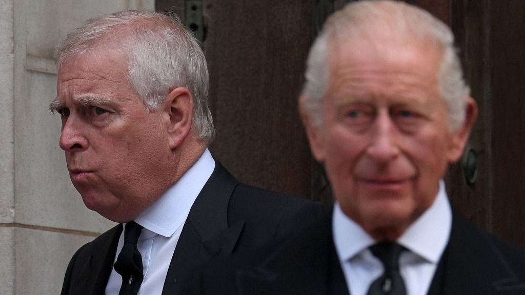 A brit uralkodó végleg megvonta öccse, a botrányoktól kísértett volt yorki herceg, András utolsó lovagi címét is