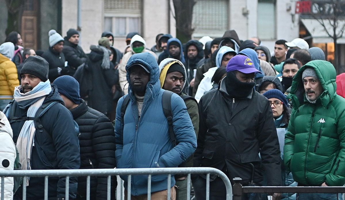 Torino, 2025. január 23.
Migránsok lakhatási engedélyért állnak sorban a torinói rendőrkapitányság bevándorlási irodája előtt 2025. január 23-án.
MTI/EPA/ANSA/Alessandro Di Marco