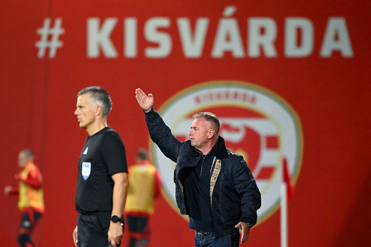 Kisvárda, 2025. október 31.
Révész Attila, a Kisvárda vezetőedzője a Fizz Liga 12. fordulójában játszott Kisvárda Master Good - Nyíregyháza Spartacus mérkőzésen a kisvárdai Várkerti Stadionban 2025. október 31-én.
MTI/Czeglédi Zsolt