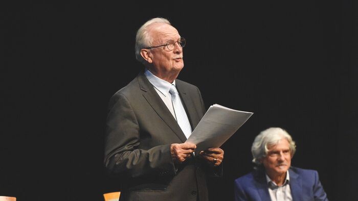 Évadzáró társulati ülést tartott a Szigligeti Színház az Aba-Novák_Agóra Kulturális Központban.Képünkön Balázs Péter igazgató számol be az évedról és a tervekről.