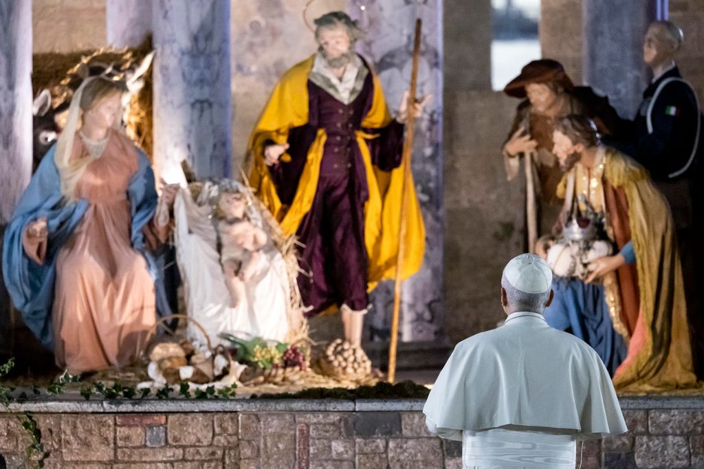 Szilveszter a Vatikánban - XIV. Leó pápa a vatikáni Szent Péter téren álló betlehem előtt imádkozik szilveszter este