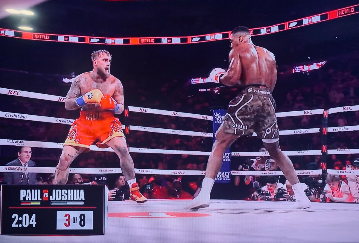 Jake Paul elégedett lehet, hiszen hat menetet bokszolt Anthony Joshua ellen