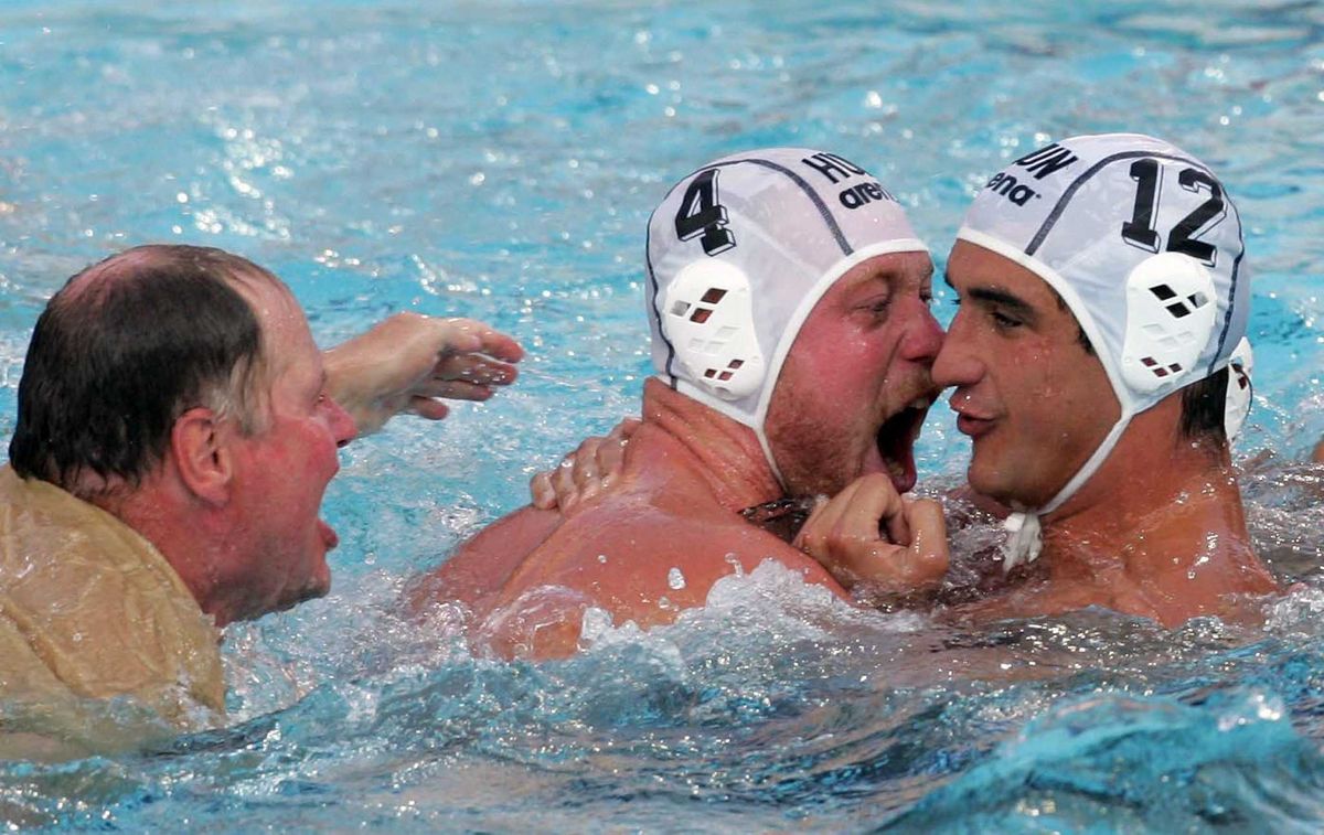 Kemény Dénes is a vízben, a magyar férfivízilabdások Athénban is olimpiát nyertek