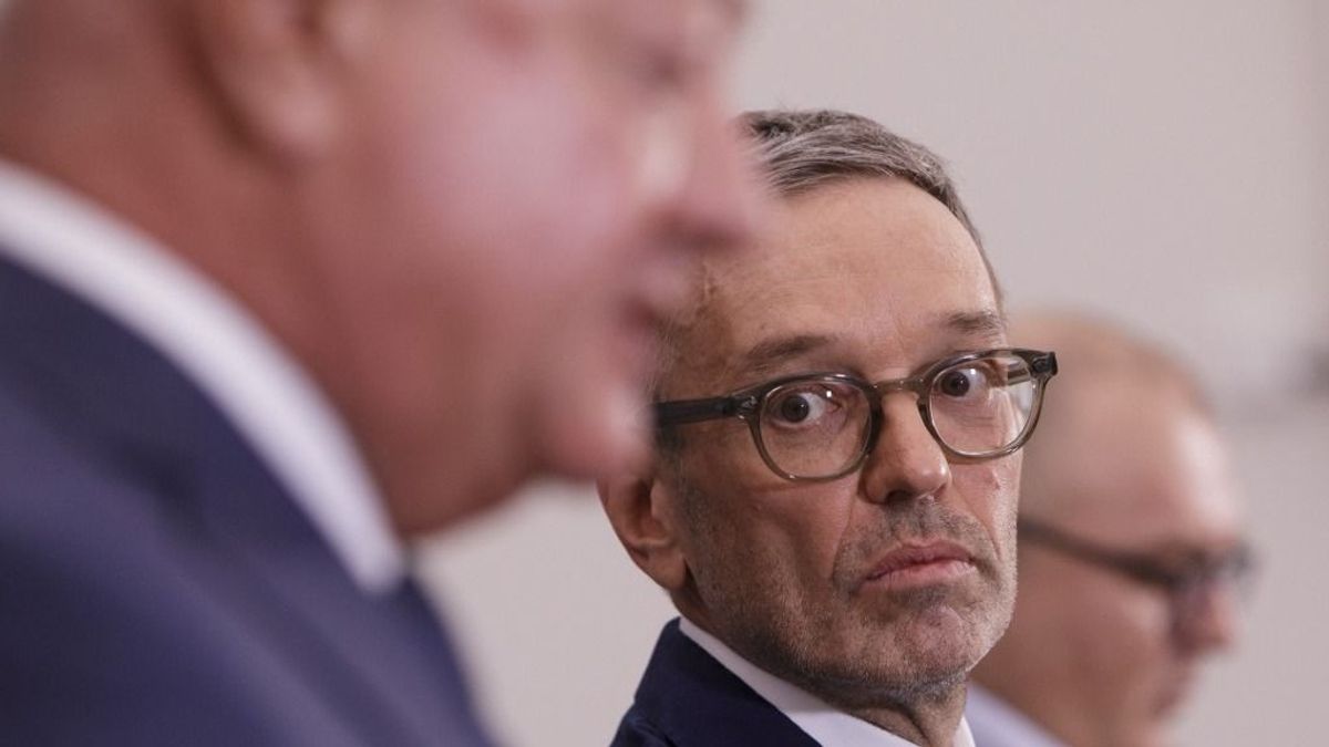Rekordszinten Herbert Kickl, mélyrepülésben a kormányoldal Ausztriában