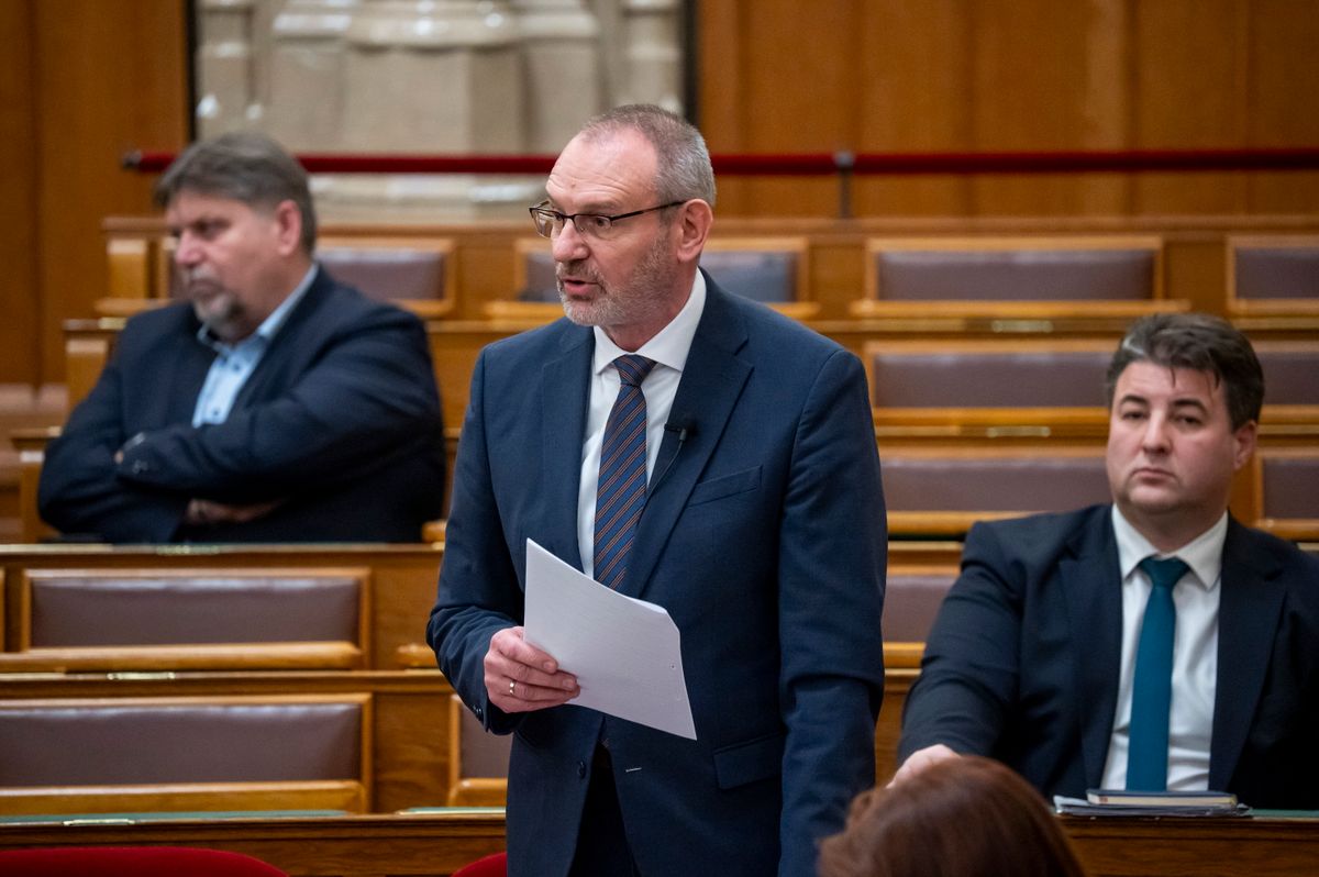 Budapest, 2025. december 8.
Zsigó Róbert, a Kulturális és Innovációs Minisztérium parlamenti államtitkára napirend előtti felszólalásra válaszol az Országgyűlés plenáris ülésén 2025. december 8-án.
MTI/Balogh Zoltán